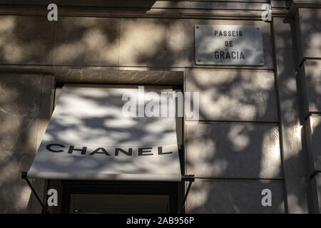 Novembre 25, 2019, Barcellona, in Catalogna, Spagna: il logo di Chanel, una società francese specializzata nella progettazione e nella produzione di lusso e di haute couture elementi, visto al Passeig de GrÃ cia store..un viale di poco più di un chilometro, il Passeig de GrÃ cia store riunisce i più importanti marchi commerciali nel mondo della moda e accessori di lusso. Venerdì nero campagna commerciale determina l'inizio del più significativo periodo di vendita orientata al periodo natalizio. (Credito Immagine: © Paco Freire/SOPA immagini via ZUMA filo) Foto Stock