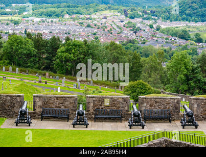 Vista dal Grand batteria su tetti di casa da vecchi cannoni di artiglieria o pistole al Castello di Stirling, Scozia, Regno Unito Foto Stock