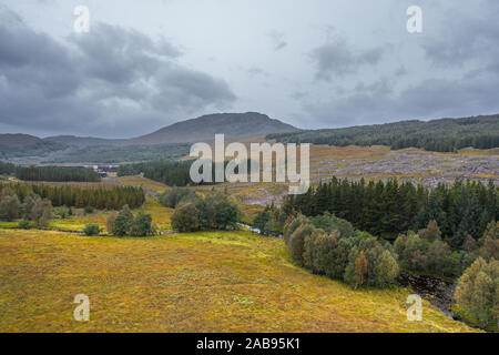 Drone di sparare a nuvoloso mattina autunnale su fiume Loyne nel nord-ovest Highlands della Scozia Foto Stock