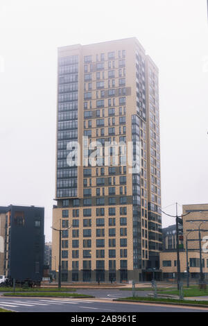 Moderno sviluppo residenziale - una a più piani multi-appartamento residenziale edificio in mattoni in un semplice stile inglese Foto Stock