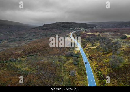 Drone sparare in autunno su SCENIC A835 la strada lungo la costa nord 500 Percorso in Northwest Highlands della Scozia Foto Stock