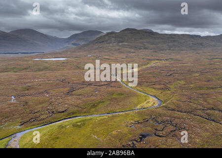 Vista aerea su scenic wetland Dundonnell circostante fiume vicino Fairmore nel nord-ovest Highlands della Scozia - NC500 rotta Foto Stock