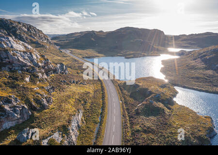 Drone di sparare su una strada838 a bright serata autunnale nel Nord Ovest Highlands della Scozia - NC500 rotta Foto Stock