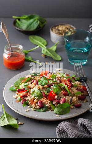 Fagiolo di sani e quinoa con insalata di spinaci, peperoncino Foto Stock