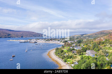 Alta altitudine sparare su Ullapool villaggio alla luminosa giornata autunnale nel Nord Ovest Highlands della Scozia - NC500 rotta Foto Stock