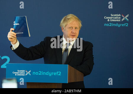 North Queensferry, UK. Il 26 novembre 2019. Nella foto: Boris Johnson MP - REGNO UNITO Il Primo Ministro e il leader dei conservatori e di partito unionista. Partito conservatore di lancio Manifesto: Boris Johnson visto per la sua campagna elettorale a North Queensferry. Credito: Colin Fisher/Alamy Live News. Credito: Colin Fisher/Alamy Live News Foto Stock