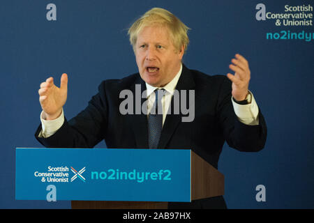 North Queensferry, UK. Il 26 novembre 2019. Nella foto: Boris Johnson MP - REGNO UNITO Il Primo Ministro e il leader dei conservatori e di partito unionista. Partito conservatore di lancio Manifesto: Boris Johnson visto per la sua campagna elettorale a North Queensferry. Credito: Colin Fisher/Alamy Live News. Credito: Colin Fisher/Alamy Live News Foto Stock