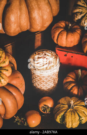 Pumpkin spice latte bevanda caffè conditi con panna montata Foto Stock