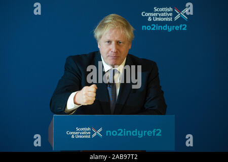 North Queensferry, UK. Il 26 novembre 2019. Nella foto: Boris Johnson MP - REGNO UNITO Il Primo Ministro e il leader dei conservatori e di partito unionista. Partito conservatore di lancio Manifesto: Boris Johnson visto per la sua campagna elettorale a North Queensferry. Credito: Colin Fisher/Alamy Live News. Credito: Colin Fisher/Alamy Live News Foto Stock