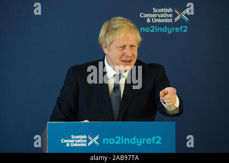 North Queensferry, UK. Il 26 novembre 2019. Nella foto: Boris Johnson MP - REGNO UNITO Il Primo Ministro e il leader dei conservatori e di partito unionista. Partito conservatore di lancio Manifesto: Boris Johnson visto per la sua campagna elettorale a North Queensferry. Credito: Colin Fisher/Alamy Live News. Credito: Colin Fisher/Alamy Live News Foto Stock