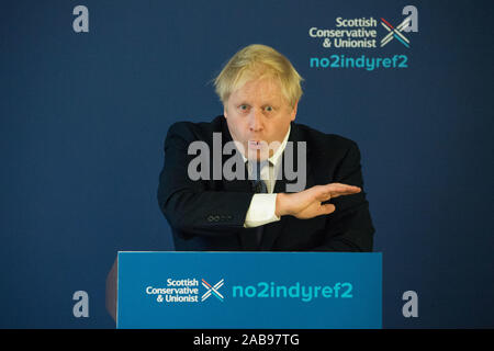 North Queensferry, UK. Il 26 novembre 2019. Nella foto: Boris Johnson MP - REGNO UNITO Il Primo Ministro e il leader dei conservatori e di partito unionista. Partito conservatore di lancio Manifesto: Boris Johnson visto per la sua campagna elettorale a North Queensferry. Credito: Colin Fisher/Alamy Live News. Credito: Colin Fisher/Alamy Live News Foto Stock