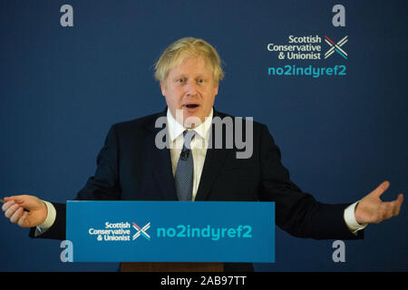 North Queensferry, UK. Il 26 novembre 2019. Nella foto: Boris Johnson MP - REGNO UNITO Il Primo Ministro e il leader dei conservatori e di partito unionista. Partito conservatore di lancio Manifesto: Boris Johnson visto per la sua campagna elettorale a North Queensferry. Credito: Colin Fisher/Alamy Live News. Credito: Colin Fisher/Alamy Live News Foto Stock