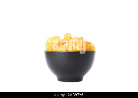 Patate fritte in una ciotola nero isolato su sfondo bianco, spazio per il testo Foto Stock