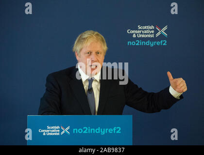 North Queensferry, UK. Il 26 novembre 2019. Nella foto: Boris Johnson MP - REGNO UNITO Il Primo Ministro e il leader dei conservatori e di partito unionista. Partito conservatore di lancio Manifesto: Boris Johnson visto per la sua campagna elettorale a North Queensferry. Credito: Colin Fisher/Alamy Live News. Credito: Colin Fisher/Alamy Live News Foto Stock