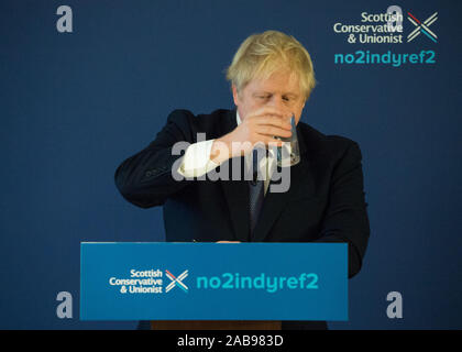 North Queensferry, UK. Il 26 novembre 2019. Nella foto: Boris Johnson MP - REGNO UNITO Il Primo Ministro e il leader dei conservatori e di partito unionista. Partito conservatore di lancio Manifesto: Boris Johnson visto per la sua campagna elettorale a North Queensferry. Credito: Colin Fisher/Alamy Live News. Credito: Colin Fisher/Alamy Live News Foto Stock