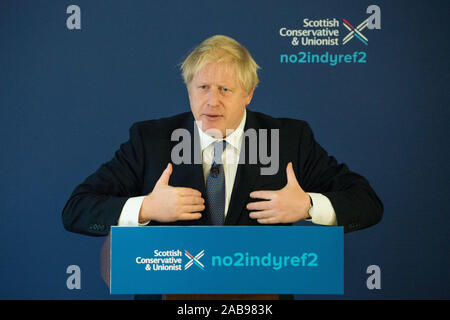 North Queensferry, UK. Il 26 novembre 2019. Nella foto: Boris Johnson MP - REGNO UNITO Il Primo Ministro e il leader dei conservatori e di partito unionista. Partito conservatore di lancio Manifesto: Boris Johnson visto per la sua campagna elettorale a North Queensferry. Credito: Colin Fisher/Alamy Live News. Credito: Colin Fisher/Alamy Live News Foto Stock