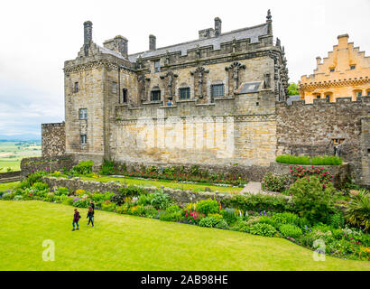 Persone che camminano in Queen Anne Giardino e palazzo con grande Hall, il Castello di Stirling, Scozia, Regno Unito Foto Stock