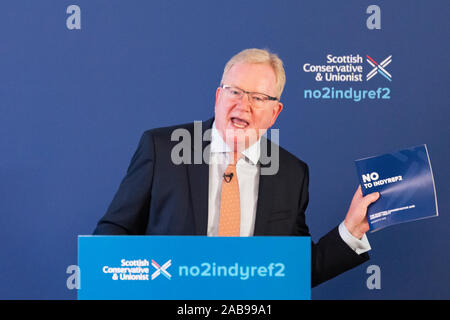 North Queensferry, Scotland, Regno Unito. Il 26 novembre 2019. Il primo ministro Boris Johnson al momento del lancio di Scottish conservatori generale Manifesto elettorale a North Queensferry oggi. La spinta principale del manifesto è di fermare un secondo referendum sull indipendenza scozzese. Nella foto. Leader dei Conservatori scozzesi Jackson Carlaw. Iain Masterton/Alamy Live News. Foto Stock