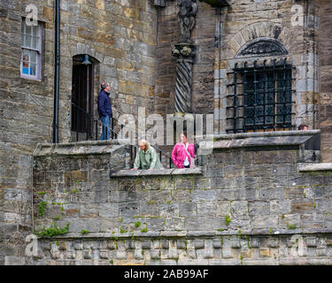 I turisti sui merli di Stirling Palace al Castello di Stirling, Scozia, Regno Unito Foto Stock