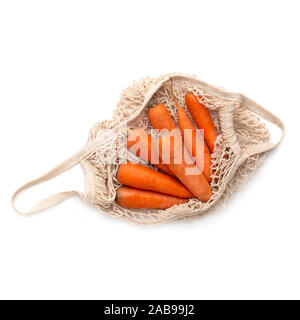 Le carote fresche in libera di plastica riutilizzabile borsa di stringa Foto Stock
