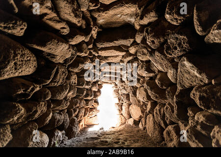 Interno di un nuraghe nell antico villaggio nuragico vicino a Paulilatino, Oristano, Sardegna, Italia. Foto Stock