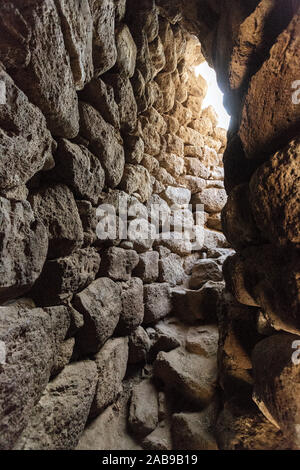 Interno di un nuraghe nell antico villaggio nuragico vicino a Paulilatino, Oristano, Sardegna, Italia. Foto Stock