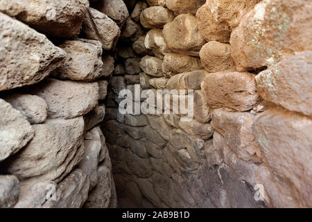 Interno di un nuraghe nell antico villaggio nuragico vicino a Paulilatino, Oristano, Sardegna, Italia. Foto Stock