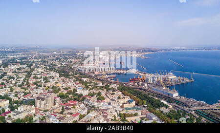 Vista aerea a Odessa, tetti, porto e mare al tramonto o l'alba Foto Stock