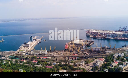 Vista aerea a Odessa, tetti, porto e mare al tramonto o l'alba Foto Stock