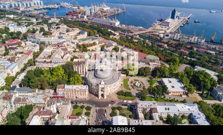 Vista aerea a Odessa, tetti, porto e mare al tramonto o l'alba Foto Stock