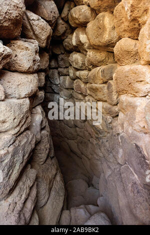 Interno di un nuraghe nell antico villaggio nuragico vicino a Paulilatino, Oristano, Sardegna, Italia. Foto Stock