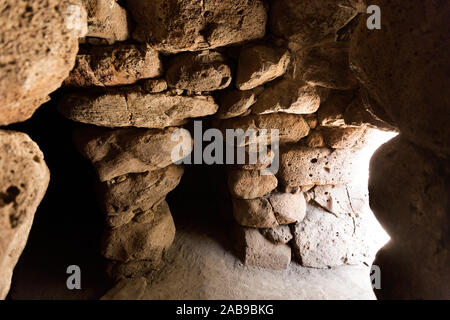 Interno di un nuraghe nell antico villaggio nuragico vicino a Paulilatino, Oristano, Sardegna, Italia. Foto Stock