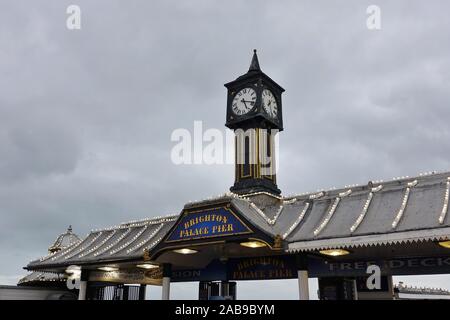BRIGHTON, Regno Unito -28 SEP 2019- Vista del landmark Brighton Palace Pier sul canale mare a Brighton, Inghilterra. Foto Stock