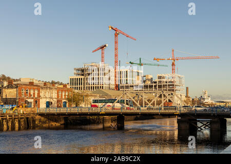 Costruzione di gru a torre su un edificio sito su Penrose Quay lungo il Fiume Lee nella città di Cork, Irlanda Foto Stock