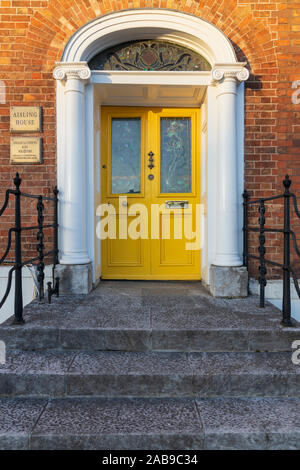Giallo porta Georgiana e gradini in pietra su St Patricks Quay, la città di Cork, Irlanda Foto Stock