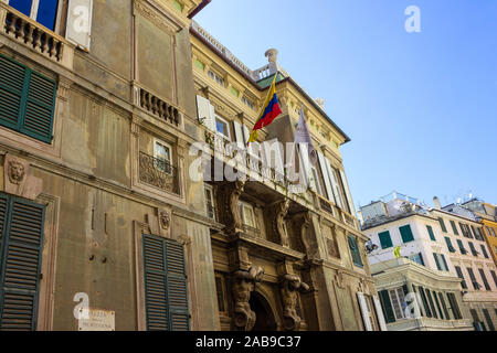 Genova, Liguria, Italia - 11 Settembre 2019: Palazzo Grimaldi della Meridiana, tipici edifici colorati, antica edicola chiosco sulla Piazza della M Foto Stock