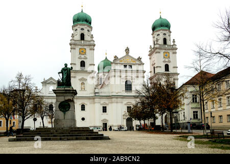 La parte anteriore e le torri gemelle della Cattedrale di St Stephen nella piazza principale della città Foto Stock