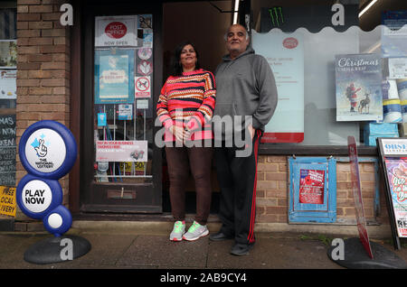 Priti Patel, 53, e suo marito Kandarp Patel, 58 che corrono East Beach Post Office e negozio di caramelle in Selsey, West Sussex, dove Steve Thomson ha acquistato il suo vincitori Milioni di Euro biglietto della lotteria. Foto Stock