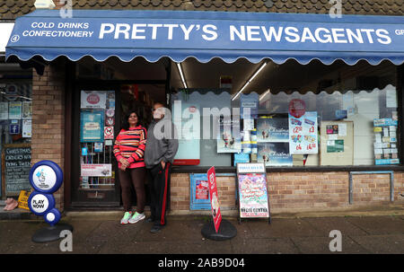 Priti Patel, 53, e suo marito Kandarp Patel, 58 che corrono East Beach Post Office e negozio di caramelle in Selsey, West Sussex, dove Steve Thomson ha acquistato il suo vincitori Milioni di Euro biglietto della lotteria. Foto Stock