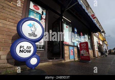 East Beach Post Office e negozio di caramelle in Selsey, West Sussex, dove Steve Thomson ha acquistato il suo vincitori Milioni di Euro biglietto della lotteria. Foto Stock