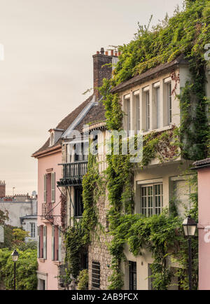 L'insta famosa Rue de l'Abreuvoir con il ristorante rosa, la Maison Rose a Parigi, Francia Foto Stock