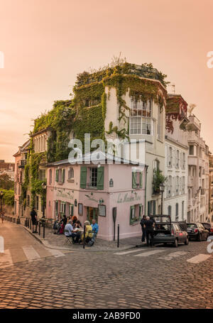 L'insta famosa Rue de l'Abreuvoir con il ristorante rosa, la Maison Rose a Parigi, Francia Foto Stock