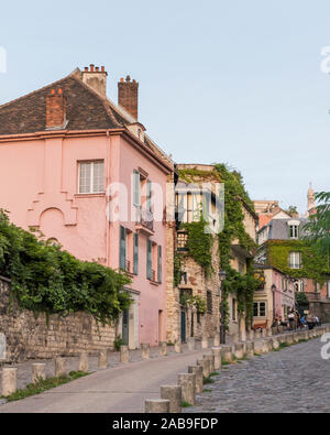 L'insta famosa Rue de l'Abreuvoir con il ristorante rosa, la Maison Rose a Parigi, Francia Foto Stock