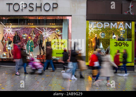 Liverpool. Merseyside, Regno Unito 26 novembre. Topshop Venerdì nero ottenere vendite in corso nel centro della città come acquirenti di Natale approfitta delle offerte di natale & early occasioni. Credito: MediaWorldImages/Alamy Live News Foto Stock