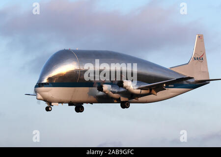 MANSFIELD, OHIO / STATI UNITI D'AMERICA - Novembre, 24: la NASA Super Guppy turbina N941NA sulla discesa a Mansfield Lahm Airport, tira la Orion navicella spaziale. Foto Stock