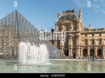 Esterno del Musée du Louvre, Parigi, Francia Foto Stock