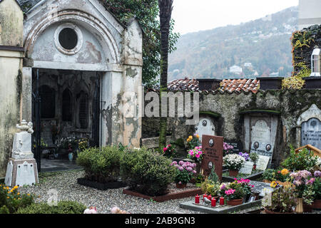 Piccolo cimitero sull isola dei pescatori, Stresa, Lago Maggiore, Italia Foto Stock