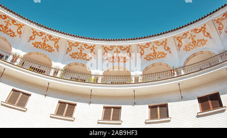 Decorate semi-edificio circolare, il lato ricurvo rivolto verso il patio abbellito con balconi e soffitti decorati, Plaza del Cabildo, El Arenal Foto Stock