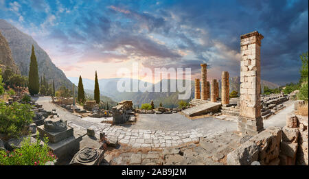 Colonne doriche di Delfi Tempio di Apollo e rovine di Delphi sito archeologico, Delphi, Grecia Foto Stock