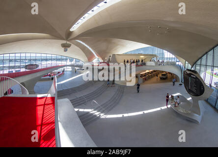 L'aeroporto JFK, Queens NY - Settembre 03 2019: splendidamente progettato TWA Flight Center progettato da Eero Saarinen, aggiornato e riaperto come un retrò hote Foto Stock